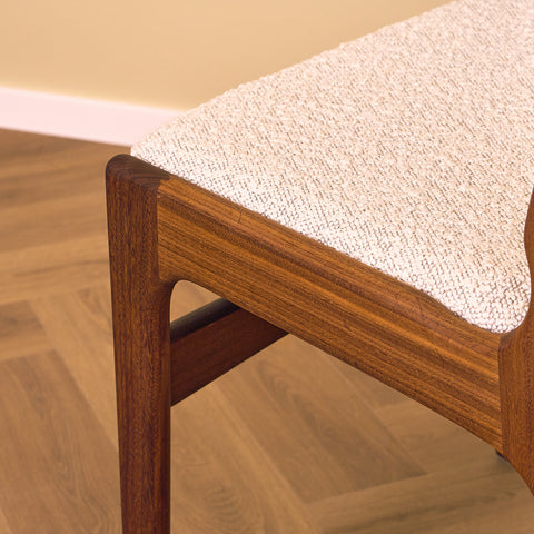 Danska matstolar i valnöt av Erik Buch, modell 89