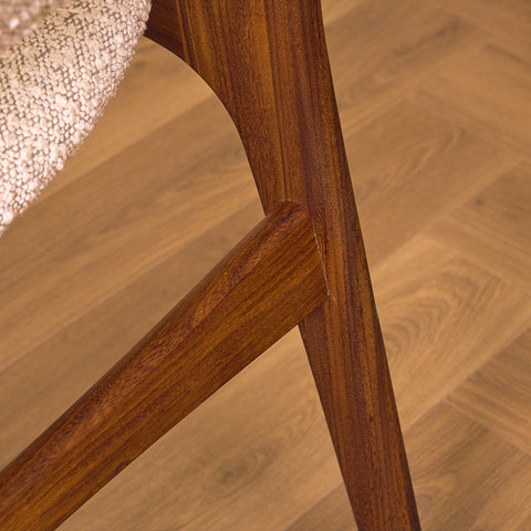 Danska matstolar i valnöt av Erik Buch, modell 89