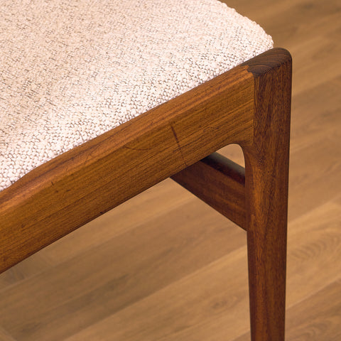 Danska matstolar i valnöt av Erik Buch, modell 89