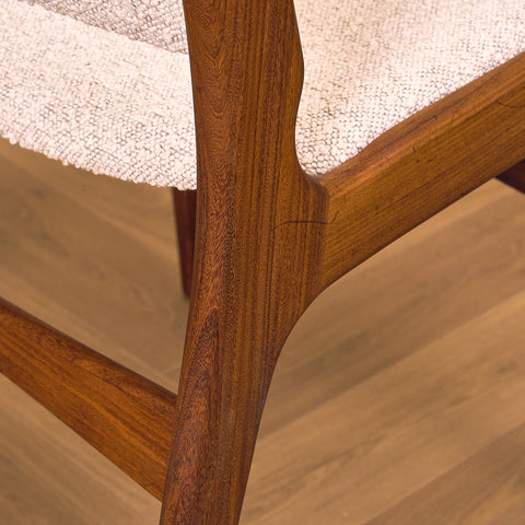 Danska matstolar i valnöt av Erik Buch, modell 89