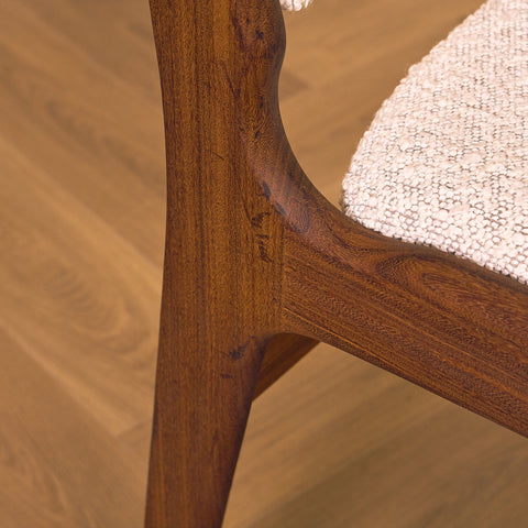 Danska matstolar i valnöt av Erik Buch, modell 89