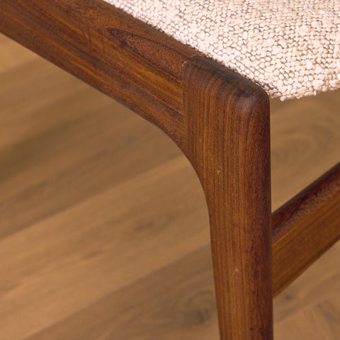 Danska matstolar i valnöt av Erik Buch, modell 89