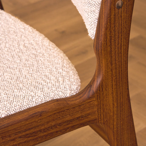 Danska matstolar i valnöt av Erik Buch, modell 89