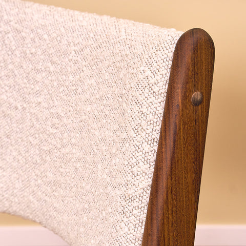 Danska matstolar i valnöt av Erik Buch, modell 89