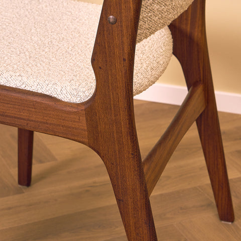 Danska matstolar i valnöt av Erik Buch, modell 89