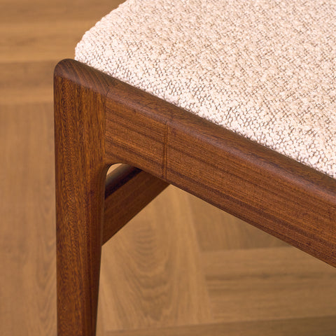 Danska matstolar i valnöt av Erik Buch, modell 89