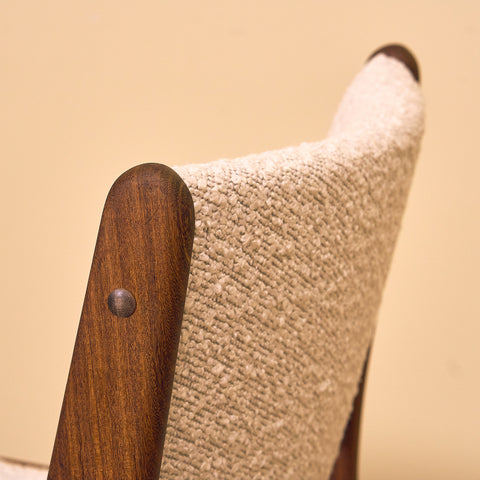 Danska matstolar i valnöt av Erik Buch, modell 89