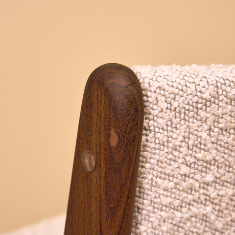 Danska matstolar i valnöt av Erik Buch, modell 89