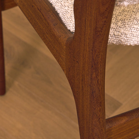 Danska matstolar i valnöt av Erik Buch, modell 89