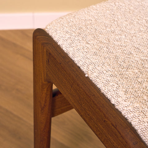 Danska matstolar i valnöt av Erik Buch, modell 89