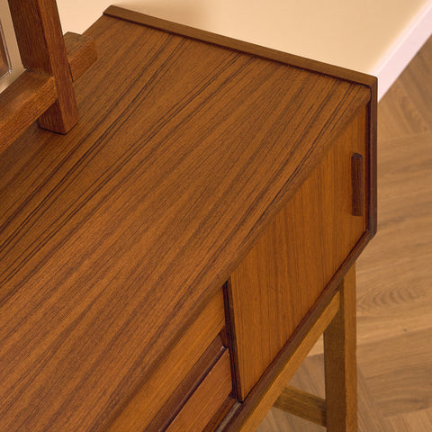 Svenskt hallbord med spegel i teak och ek