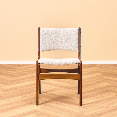 Danska matstolar i valnöt av Erik Buch för Anderstrup Møbelfabrik, modell 89