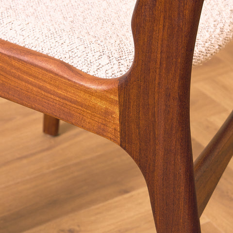 Danska matstolar i valnöt av Erik Buch för Anderstrup Møbelfabrik, modell 89