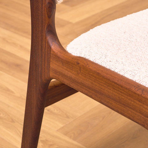 Danska matstolar i valnöt av Erik Buch för Anderstrup Møbelfabrik, modell 89