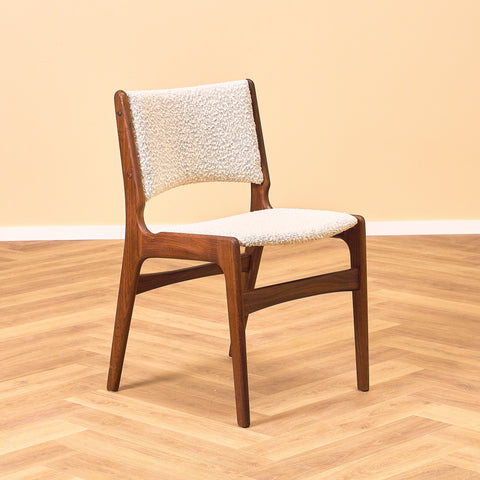 Danska matstolar i valnöt av Erik Buch för Anderstrup Møbelfabrik, modell 89