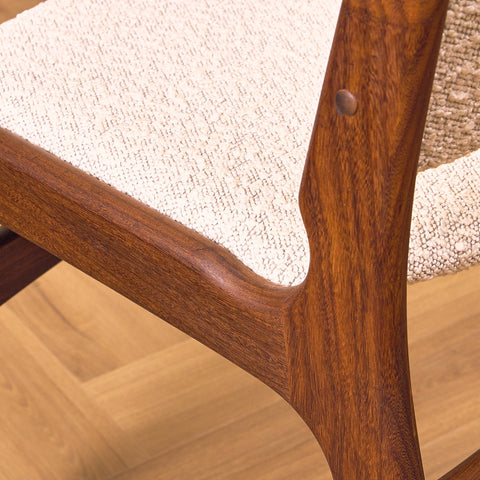 Danska matstolar i valnöt av Erik Buch för Anderstrup Møbelfabrik, modell 89