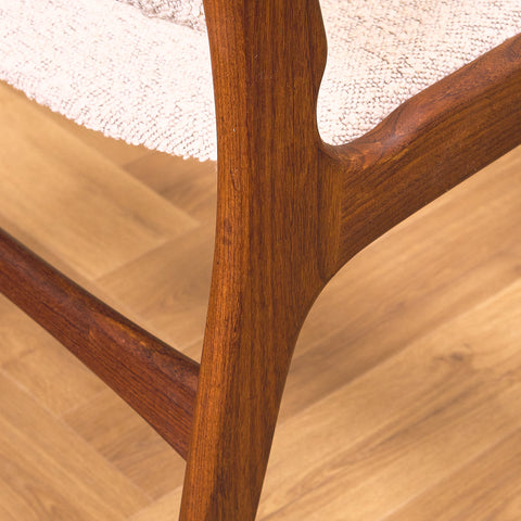 Danska matstolar i valnöt av Erik Buch för Anderstrup Møbelfabrik, modell 89