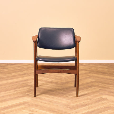 Danskt set med 4 matstolar med armstöd i teak av Arne Vodder för Vamo Furniture Factory, modell "Lene"