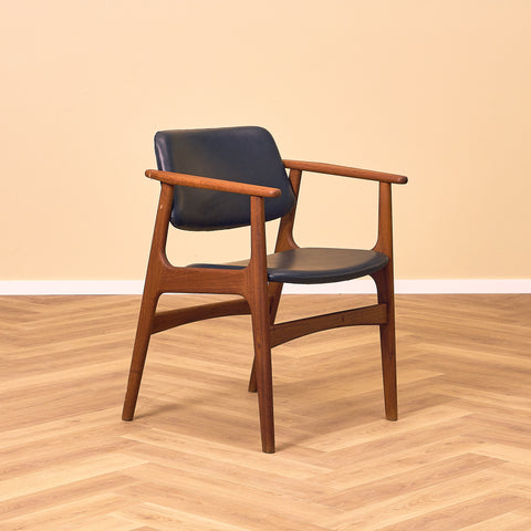 Danskt set med 4 matstolar med armstöd i teak av Arne Vodder för Vamo Furniture Factory, modell "Lene"