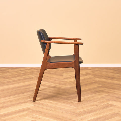 Danskt set med 4 matstolar med armstöd i teak av Arne Vodder för Vamo Furniture Factory, modell "Lene"