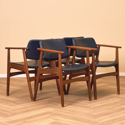 Danskt set med 4 matstolar med armstöd i teak av Arne Vodder för Vamo Furniture Factory, modell "Lene"