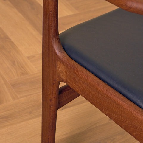 Danskt set med 4 matstolar med armstöd i teak av Arne Vodder för Vamo Furniture Factory, modell "Lene"