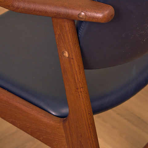 Danskt set med 4 matstolar med armstöd i teak av Arne Vodder för Vamo Furniture Factory, modell "Lene"