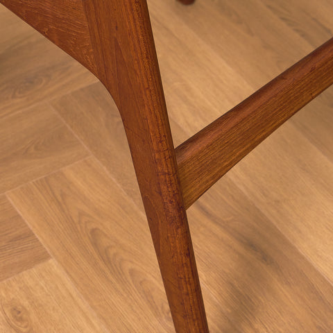 Danskt set med 4 matstolar med armstöd i teak av Arne Vodder för Vamo Furniture Factory, modell "Lene"