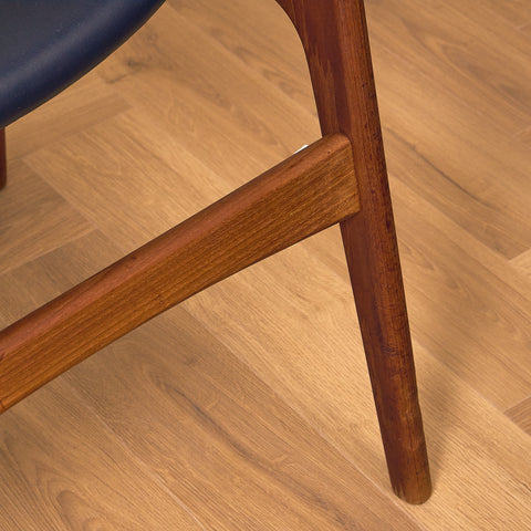 Danskt set med 4 matstolar med armstöd i teak av Arne Vodder för Vamo Furniture Factory, modell "Lene"