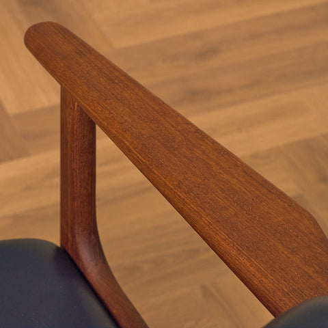 Danskt set med 4 matstolar med armstöd i teak av Arne Vodder för Vamo Furniture Factory, modell "Lene"