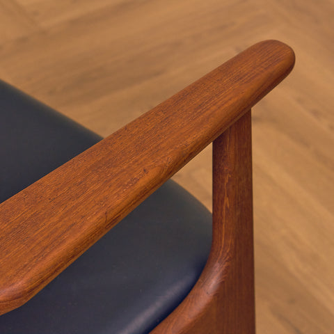 Danskt set med 4 matstolar med armstöd i teak av Arne Vodder för Vamo Furniture Factory, modell "Lene"