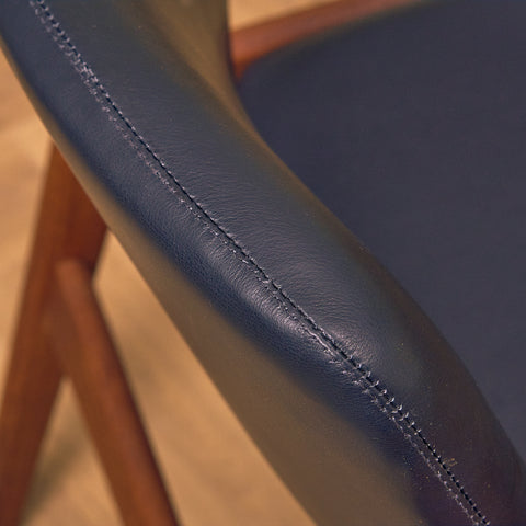 Danskt set med 4 matstolar med armstöd i teak av Arne Vodder för Vamo Furniture Factory, modell "Lene"