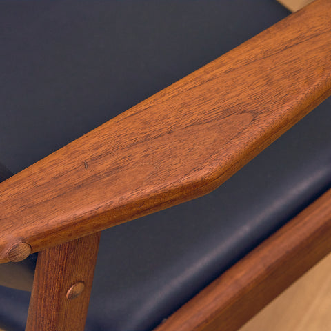 Danskt set med 4 matstolar med armstöd i teak av Arne Vodder för Vamo Furniture Factory, modell "Lene"