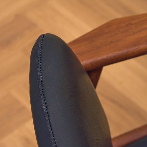 Danskt set med 4 matstolar med armstöd i teak av Arne Vodder för Vamo Furniture Factory, modell "Lene"