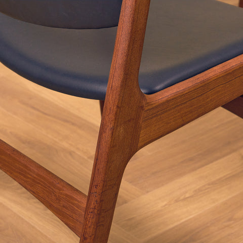 Danskt set med 4 matstolar med armstöd i teak av Arne Vodder för Vamo Furniture Factory, modell "Lene"