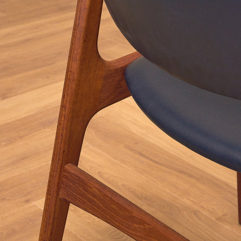 Danskt set med 4 matstolar med armstöd i teak av Arne Vodder för Vamo Furniture Factory, modell "Lene"