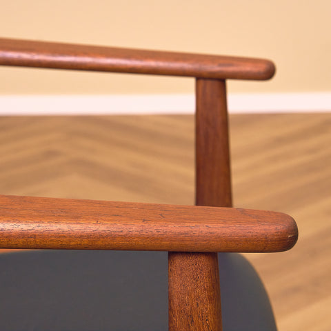 Danskt set med 4 matstolar med armstöd i teak av Arne Vodder för Vamo Furniture Factory, modell "Lene"