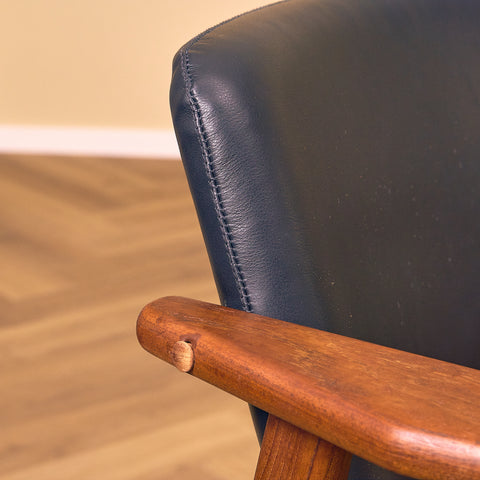 Danskt set med 4 matstolar med armstöd i teak av Arne Vodder för Vamo Furniture Factory, modell "Lene"