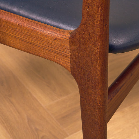Danskt set med 4 matstolar med armstöd i teak av Arne Vodder för Vamo Furniture Factory, modell "Lene"