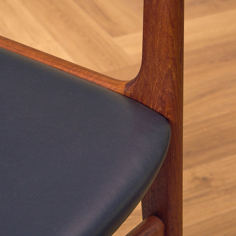 Danskt set med 4 matstolar med armstöd i teak av Arne Vodder för Vamo Furniture Factory, modell "Lene"