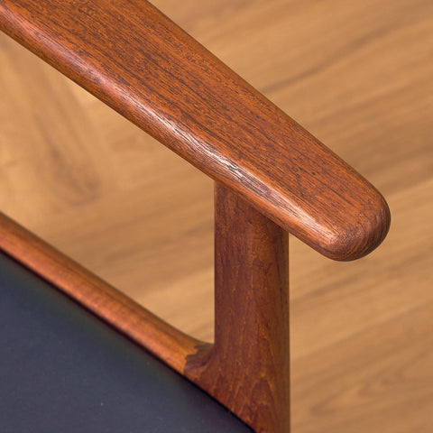 Danskt set med 4 matstolar med armstöd i teak av Arne Vodder för Vamo Furniture Factory, modell "Lene"