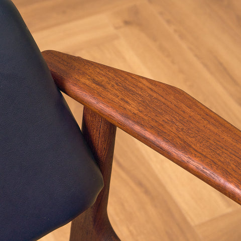 Danskt set med 4 matstolar med armstöd i teak av Arne Vodder för Vamo Furniture Factory, modell "Lene"