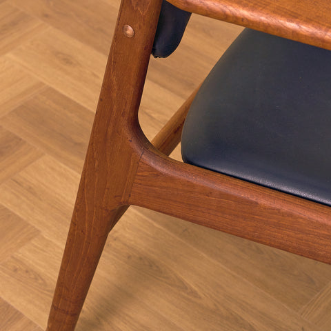 Danskt set med 4 matstolar med armstöd i teak av Arne Vodder för Vamo Furniture Factory, modell "Lene"