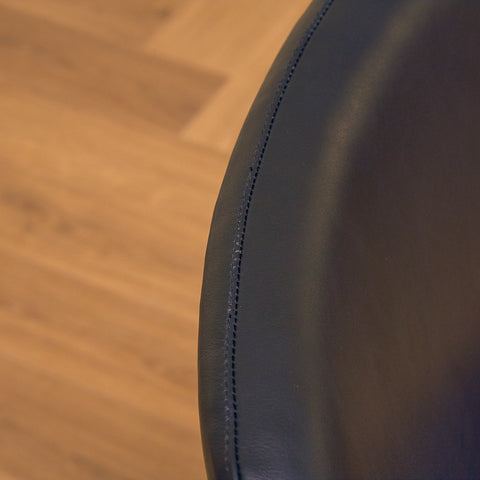 Danskt set med 4 matstolar med armstöd i teak av Arne Vodder för Vamo Furniture Factory, modell "Lene"