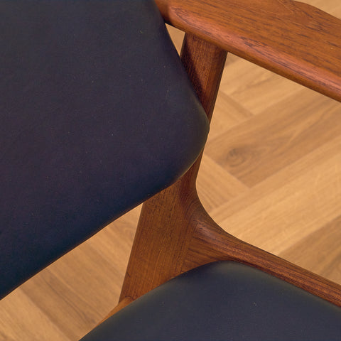 Danskt set med 4 matstolar med armstöd i teak av Arne Vodder för Vamo Furniture Factory, modell "Lene"