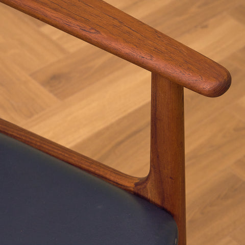 Danskt set med 4 matstolar med armstöd i teak av Arne Vodder för Vamo Furniture Factory, modell "Lene"