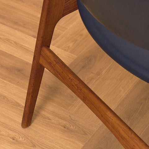 Danskt set med 4 matstolar med armstöd i teak av Arne Vodder för Vamo Furniture Factory, modell "Lene"