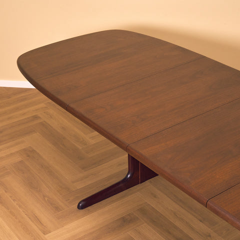 Danish oval dining table in mahogany by Skovby Møbelfabrik
