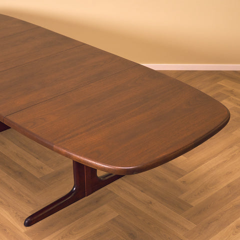 Danish oval dining table in mahogany by Skovby Møbelfabrik