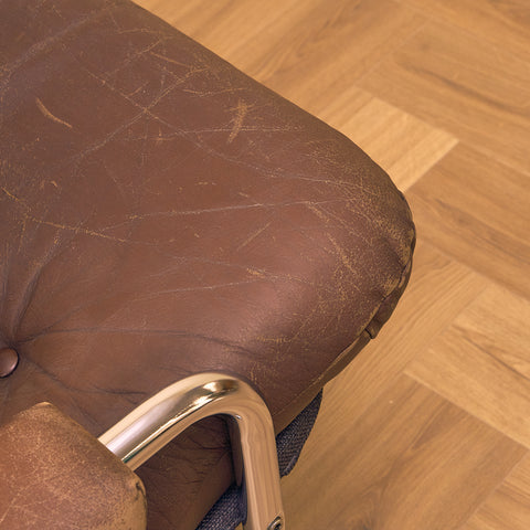 Fåtölj i läder och krom från mitten av århundradet